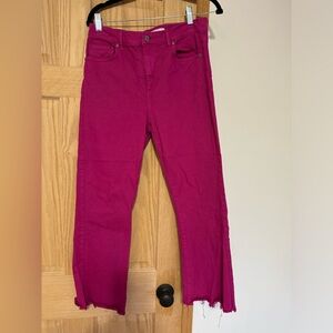 Hot pink Loft kick crop jeans~ size 4/27
SO cute! Barely worn!